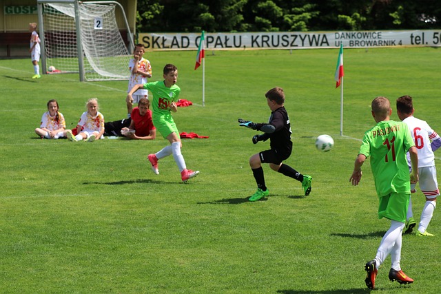 五大联赛帽子戏法统计：C罗梅西位居前二，现役球员莱万次数最多.